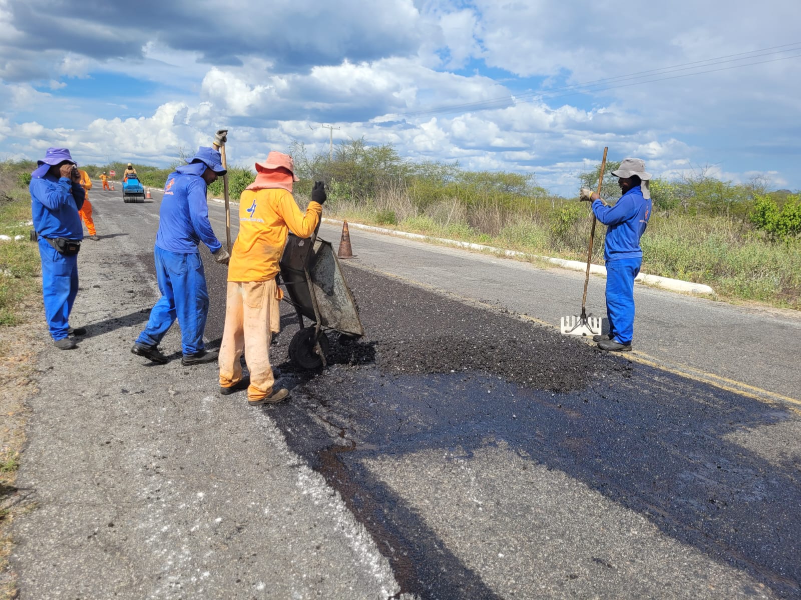Motociclista diz que quase sofreu grave acidente por causa de buracos na PB-262, entre Patos e SJ do Bonfim e cobra providências; diretor do DER diz que operação tapa-buracos foi reiniciada