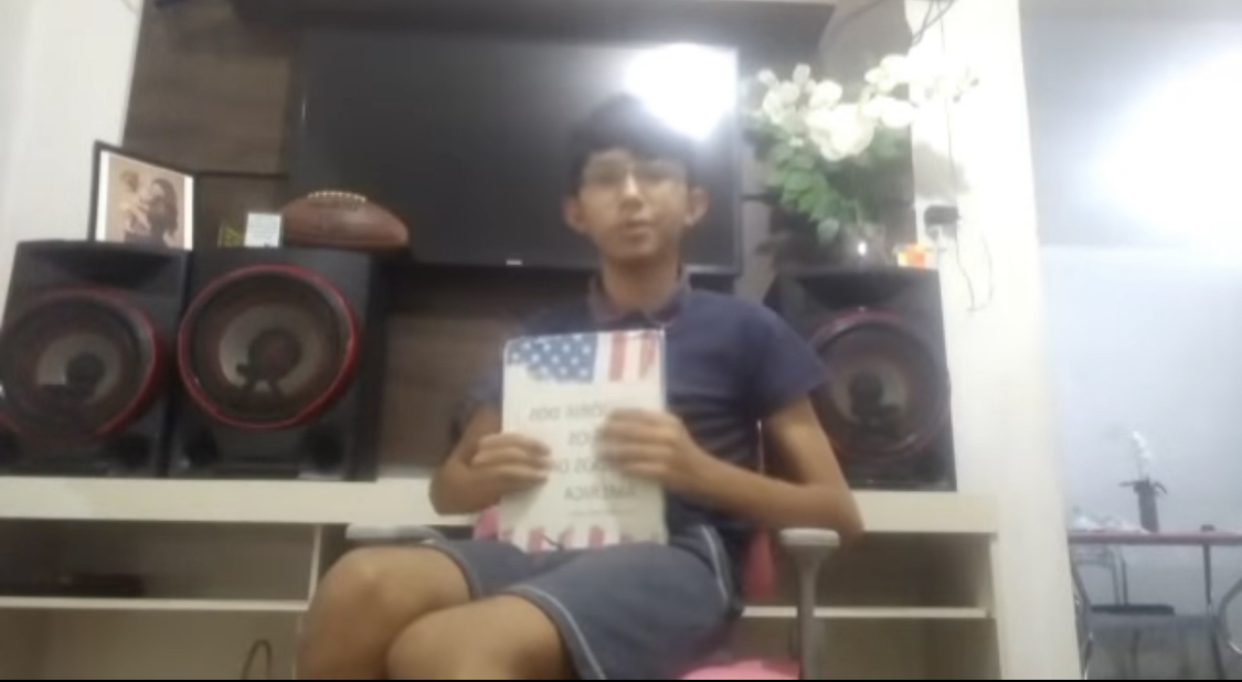 Em Patos, garoto autista e escritor faz campanha para conseguir notebook e continuar escrevendo novos livros. VÍDEO