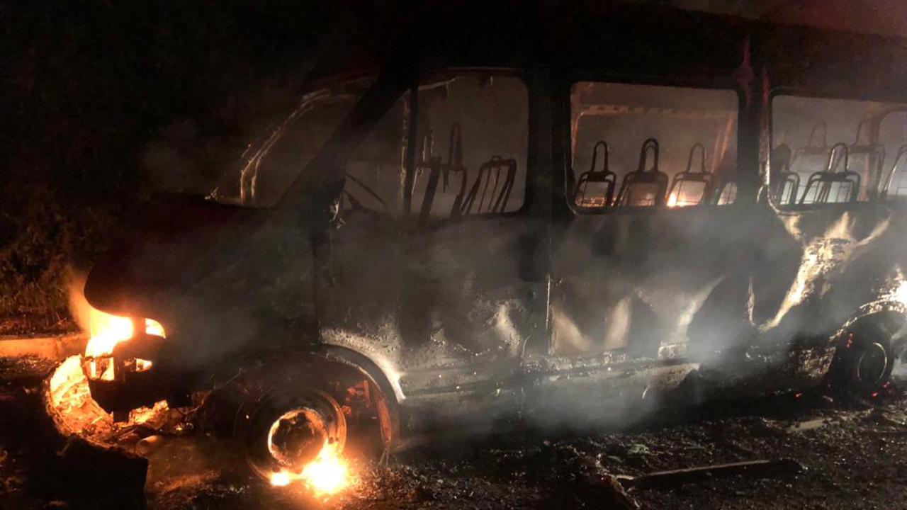 Van de transporte de passageiros pega fogo na Serra do Teixeira na madrugada desta segunda (23)