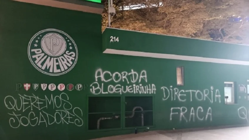 Após empate no clássico, torcedores picham sede social do Palmeiras: 'Queremos jogadores'