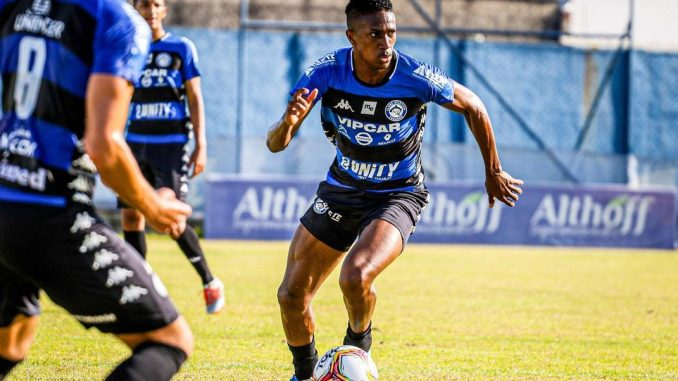 Campinense acerta com primeiros reforços para Leston Júnior