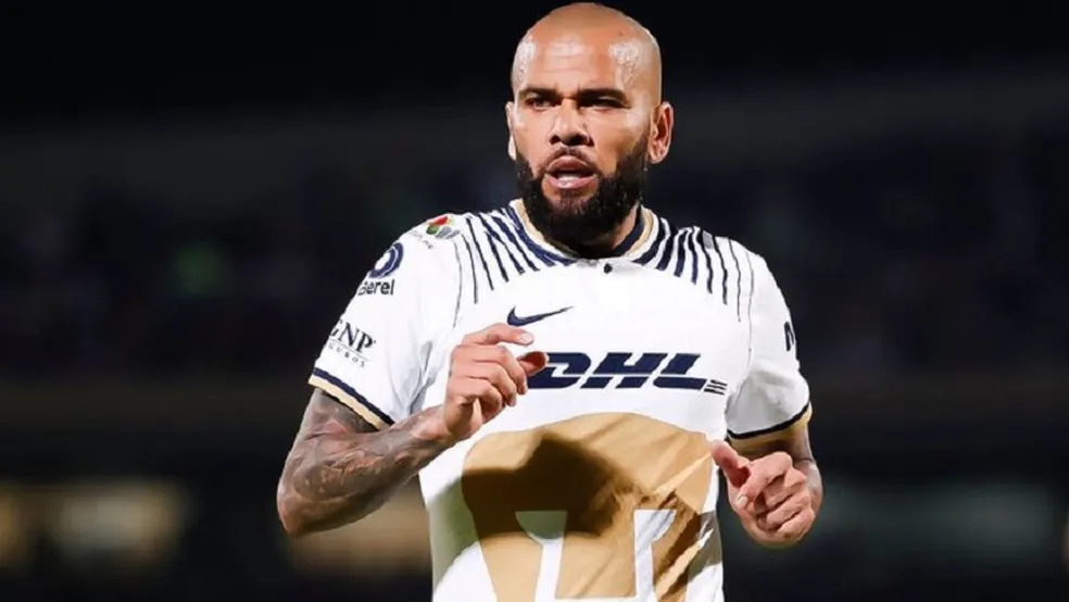 Testemunha relatou à polícia que teve partes íntimas tocadas por Daniel Alves, diz jornal