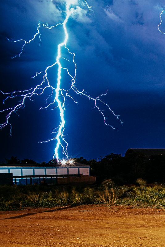 Fotógrafo registra queda de raio durante chuva em Boa Ventura