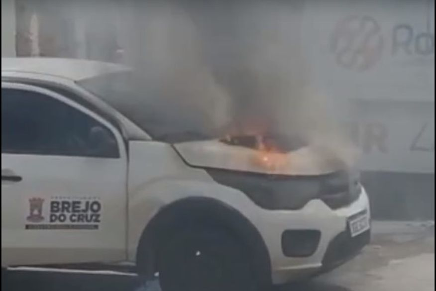 Carro da Prefeitura de Brejo do Cruz pega fogo no Centro da cidade de São Bento na manhã desta terça-feira. VÍDEO