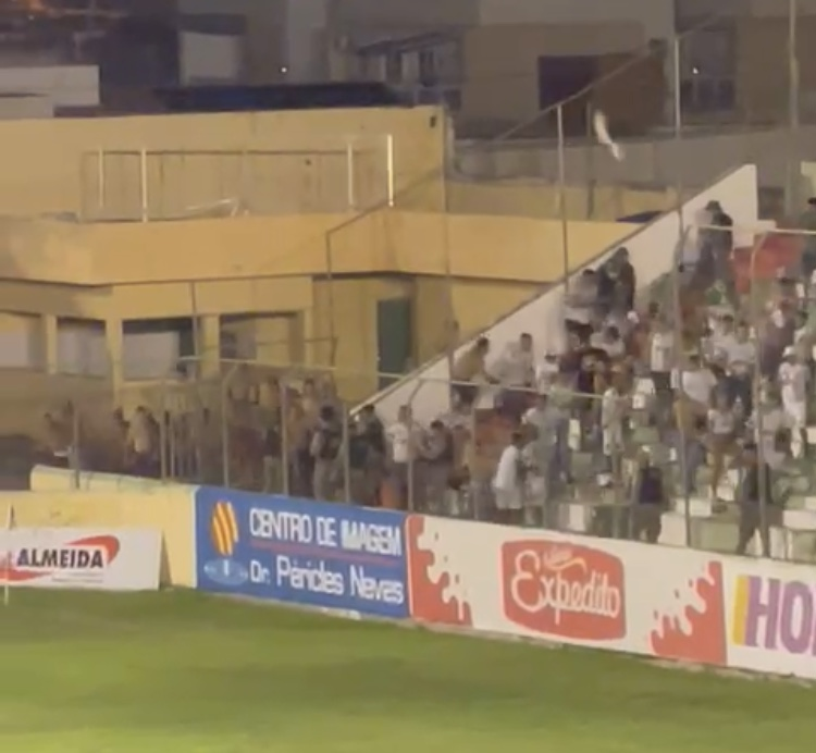 Jogo entre Sousa e Campinense é marcado por confusão entre as torcidas. VÍDEO