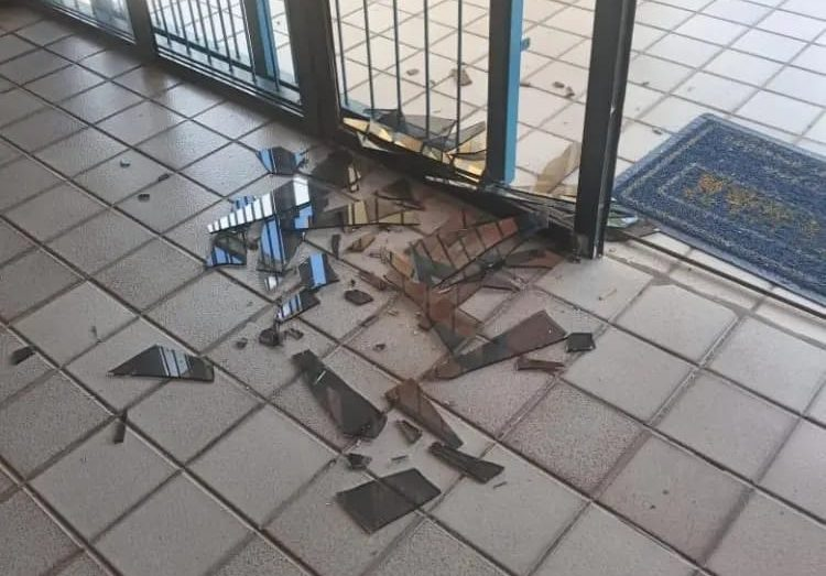 Homem se irrita com gestão e quebra vidraça de prefeitura de Taperoá