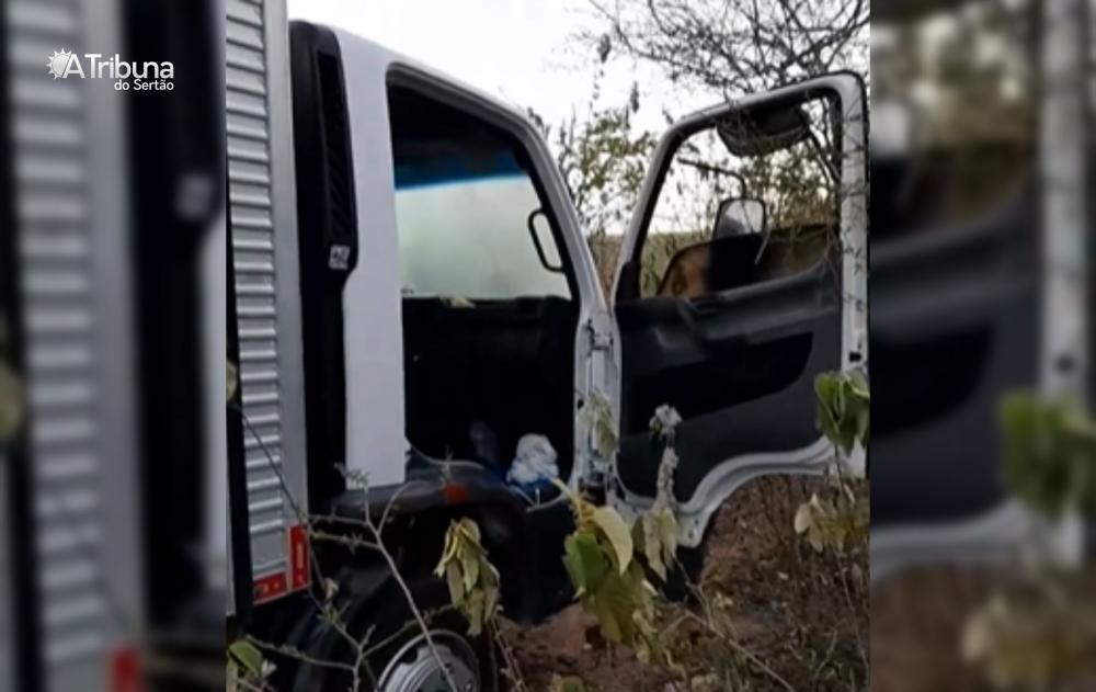 Cantor natural de Santa Luzia é mantido refém com mais dois ocupantes em caminhão baú, no Pernambuco. Veja vídeo