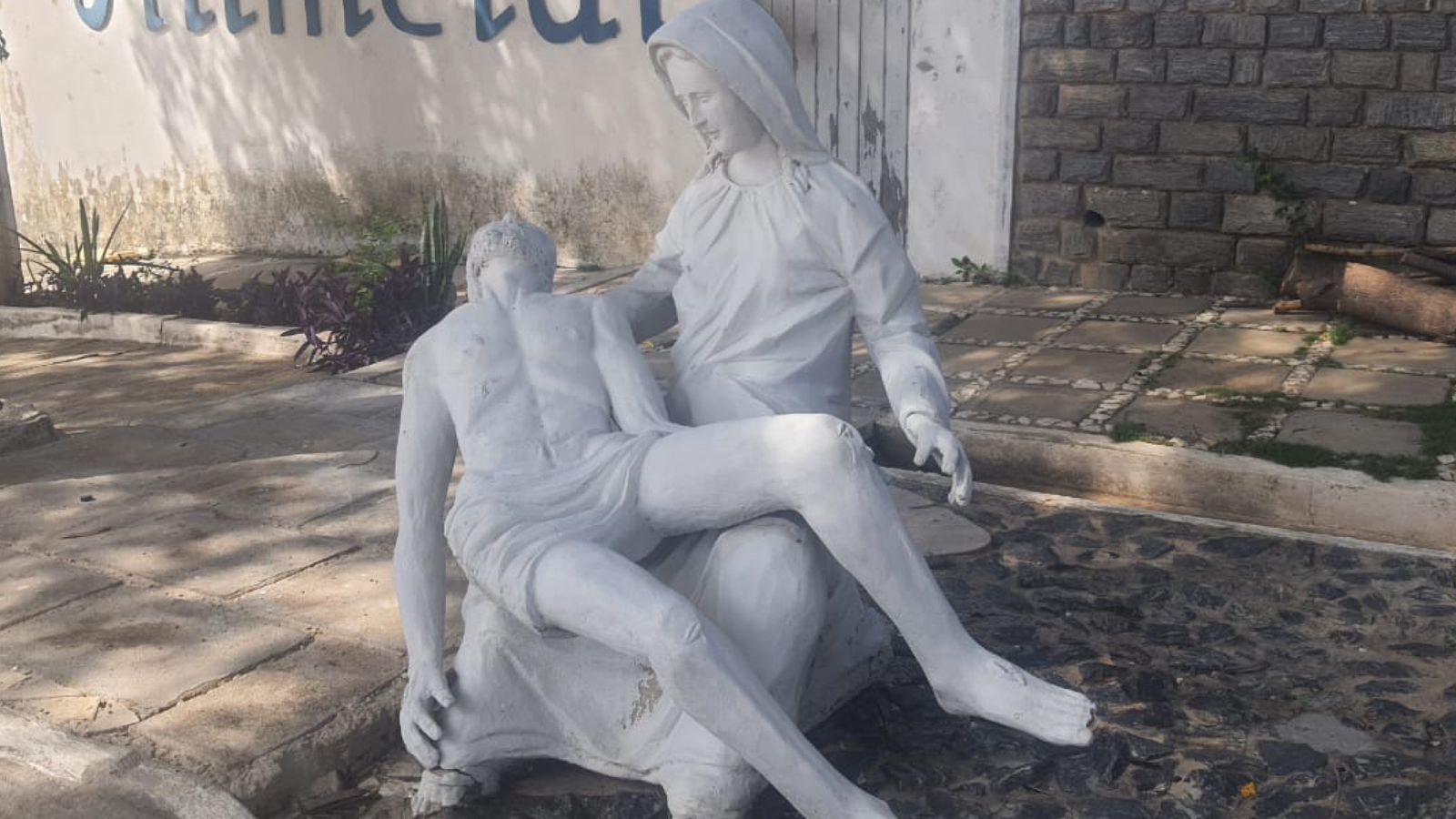 Em Patos, estrutura de Jesus no colo de Maria chama atenção de quem trafega pela Avenida Lagoa dos Patos