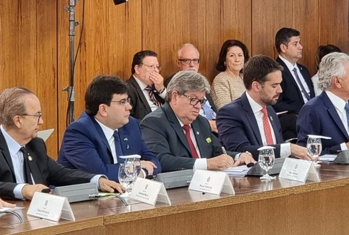 Em encontro com Lula, João Azevêdo apresenta projetos para saúde, segurança hídrica e rodovias; Hospital de Trauma do Sertão e duplicação da BR-230 estão na lista