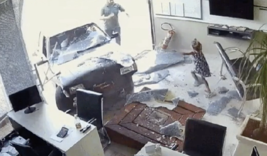 VÍDEO: menina de 5 anos sai ilesa ao ser atingida por carro conduzido por motorista bêbado, no Mato Grosso do Sul