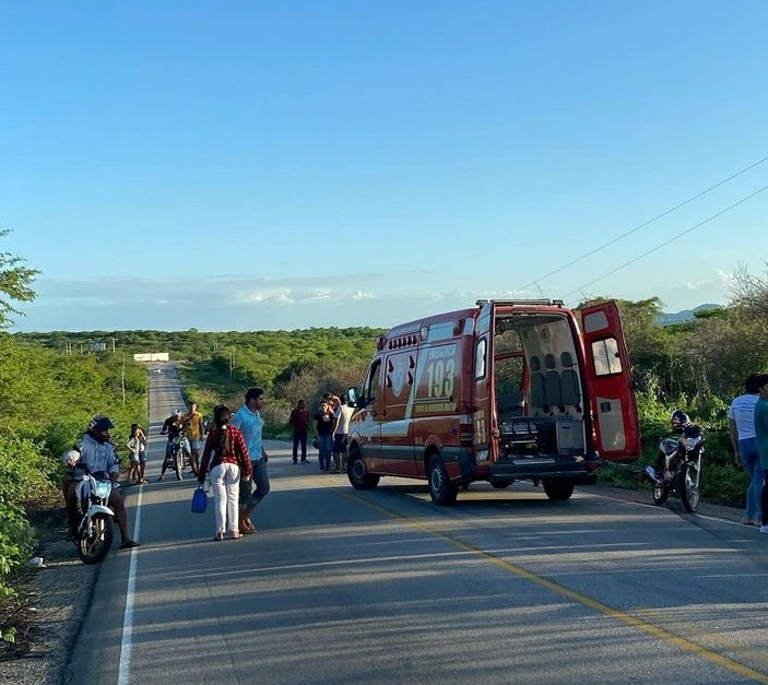 Carro capota após tentar desviar de buraco na PB-325, entre Catolé do Rocha e Riacho dos Cavalos