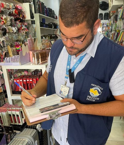 Procon/Patos apreende produtos de cosmético com data de validade vencida