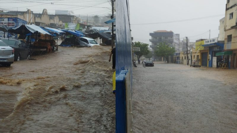Chuva deixa ruas de Guarabira alagadas, carros submersos e afeta feirantes. VÍDEO