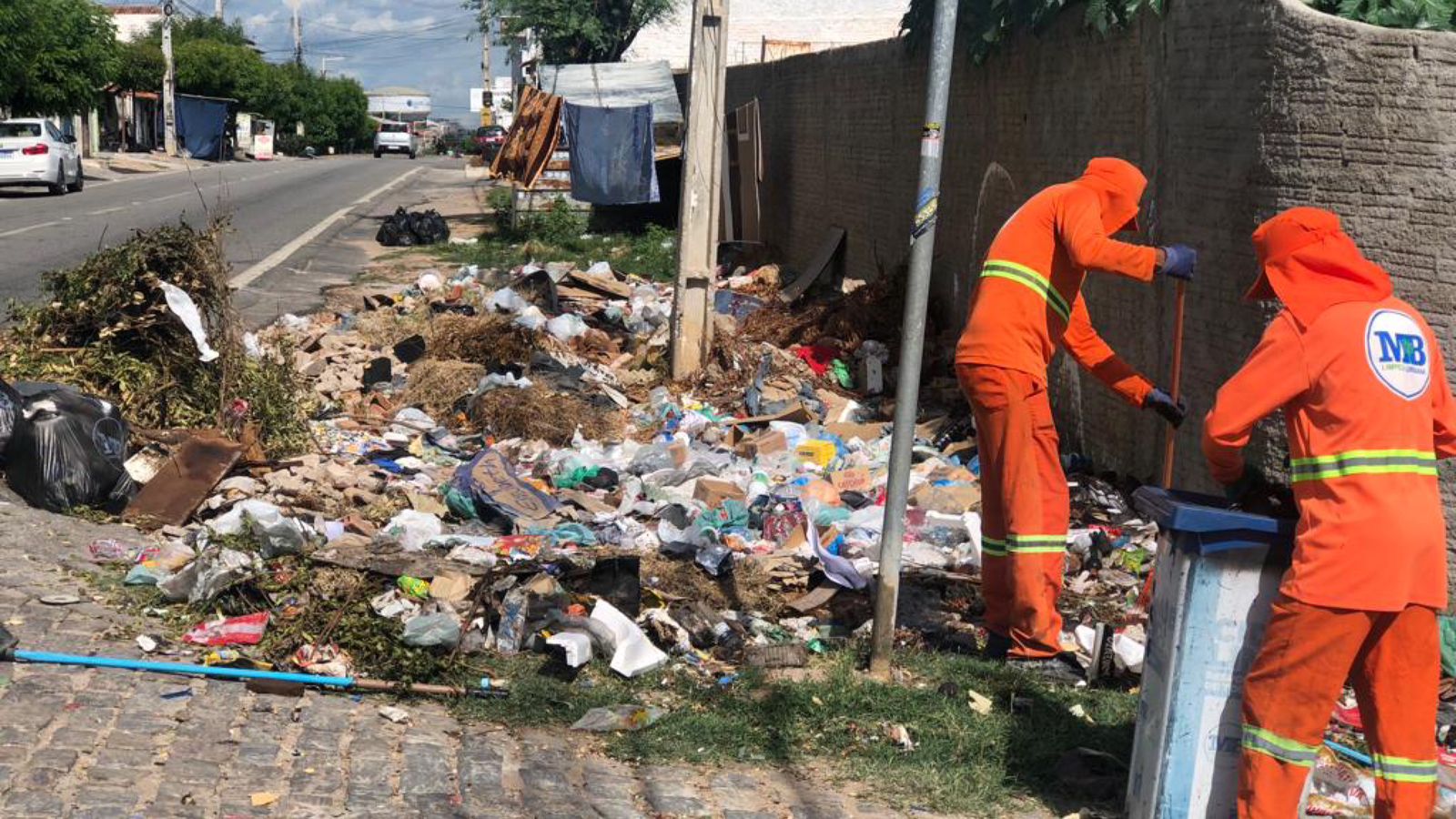 Secretário de Serviços Públicos de Patos lamenta que população deposite lixo em esquina da Rua do Prado, mesmo o carro coletor passando três vezes ao dia pelo local