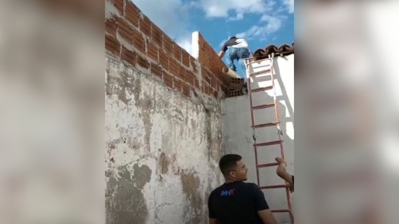 Em ato de coragem e bravura, dois jovens salvam homem acamado que estava em casa incendiada nesta segunda (30), em Patos