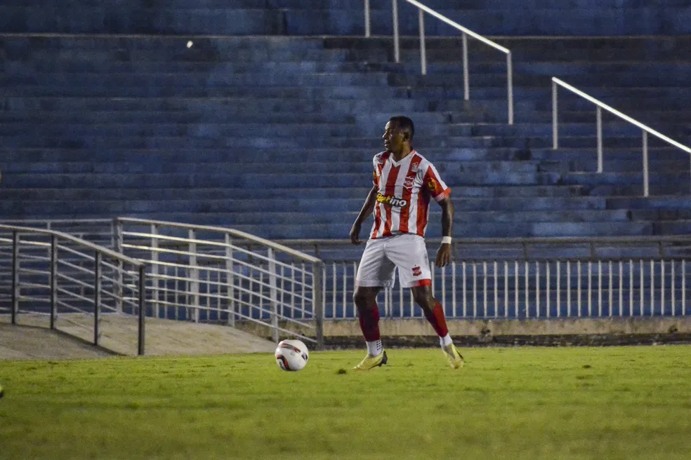 Auto Esporte-PB rescinde contrato de Tiago Bob após zagueiro insultar a árbitra Ruthyanna Camila com frase machista