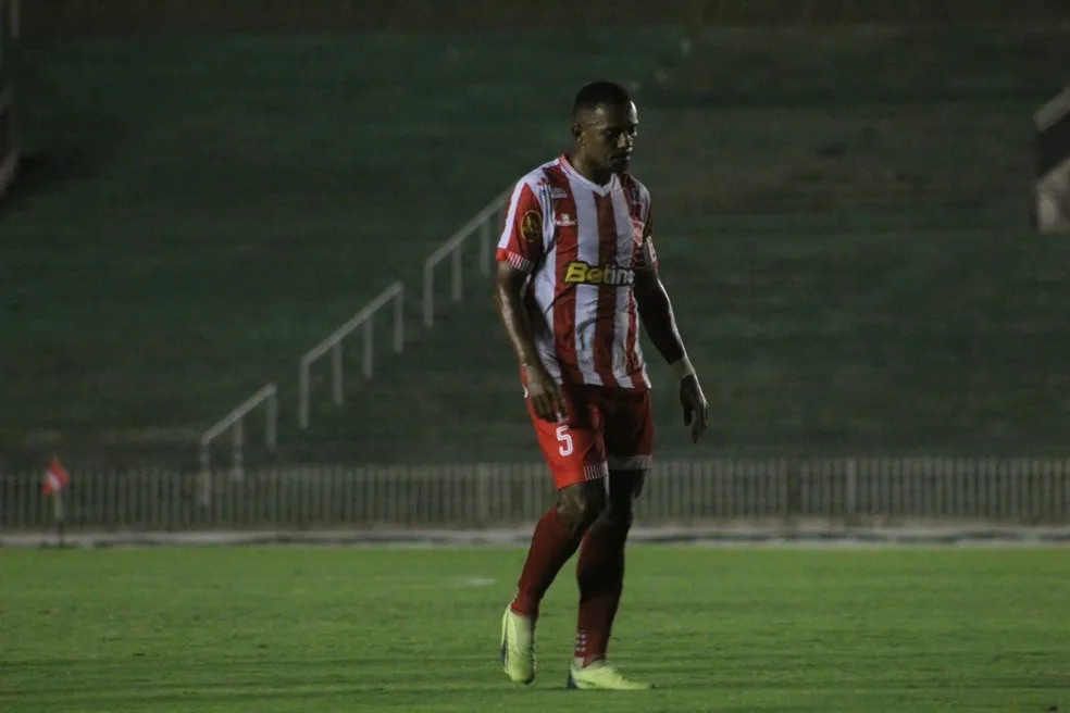 Demitido após fala machista contra árbitra Ruthyanna Camila, zagueiro pede desculpa e cogita deixar o futebol