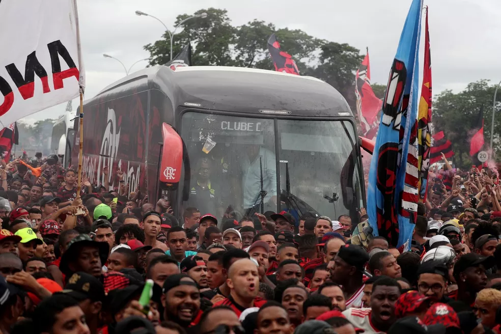 Rua de fogo: torcida do Flamengo prepara AeroFla em embarque para o Mundial