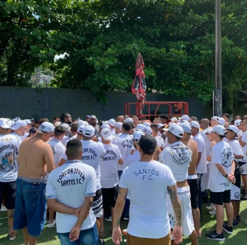 Torcedores do Santos invadem CT e cobram jogadores e presidente: 'Contrata ou renuncia'