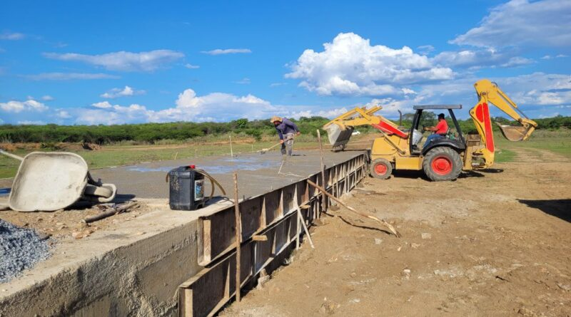 EM CATINGUEIRA: Construção da passagem molhada no sítio Castelo segue em ritmo acelerado