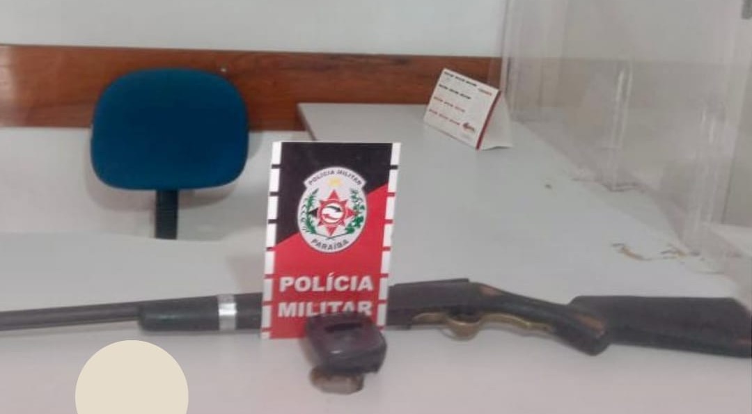 Polícia Militar prende homem por maus-tratos contra criança e posse ilegal de arma de fogo, em Passagem