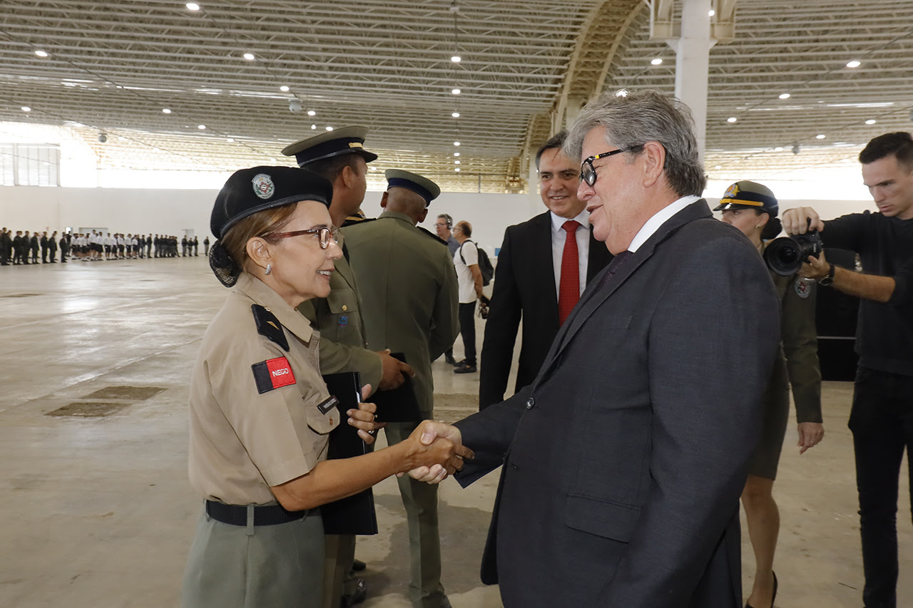 João Azevêdo defende instalação de câmeras em policiais da Paraíba. OUÇA