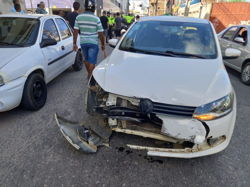 Colisão entre moto e carro é registrada na manhã deste sábado (04), no Centro de Patos. VÍDEO