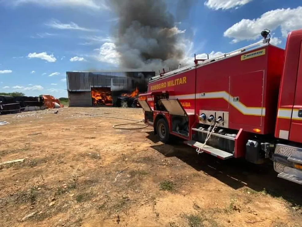Incêndio destrói indústria têxtil no Sertão da Paraíba
