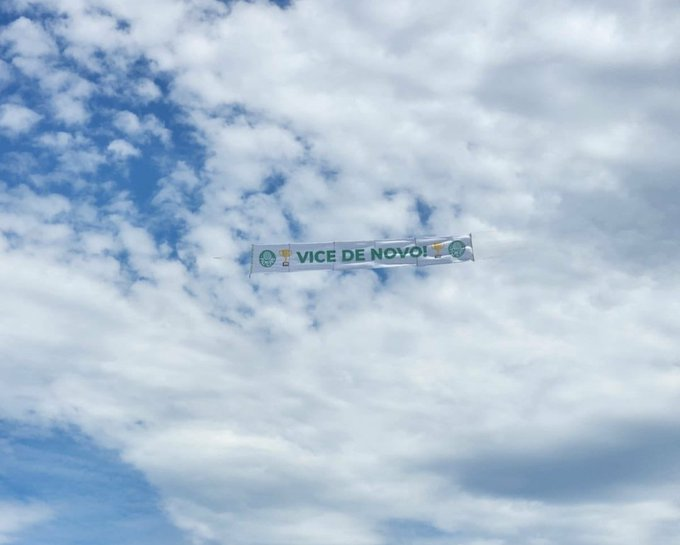 Torcedores do Palmeiras pagam avião para circular com faixa de 'vice de novo' nas praias do Rio. VÍDEO