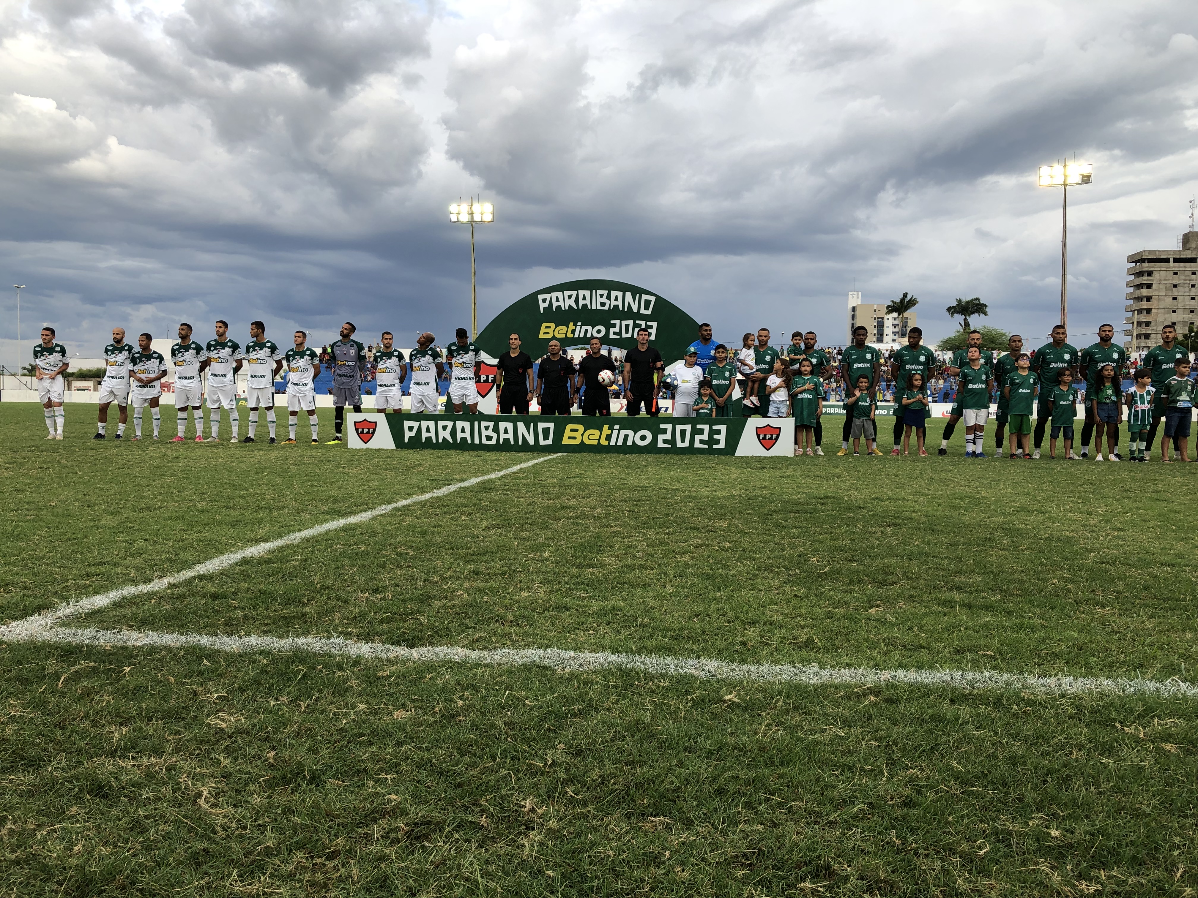 Com direito a pênalti desperdiçado e 