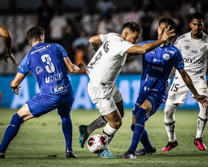 Na raça! Santos tem dois gols anulados, vence o São Bento no fim e respira no Paulistão