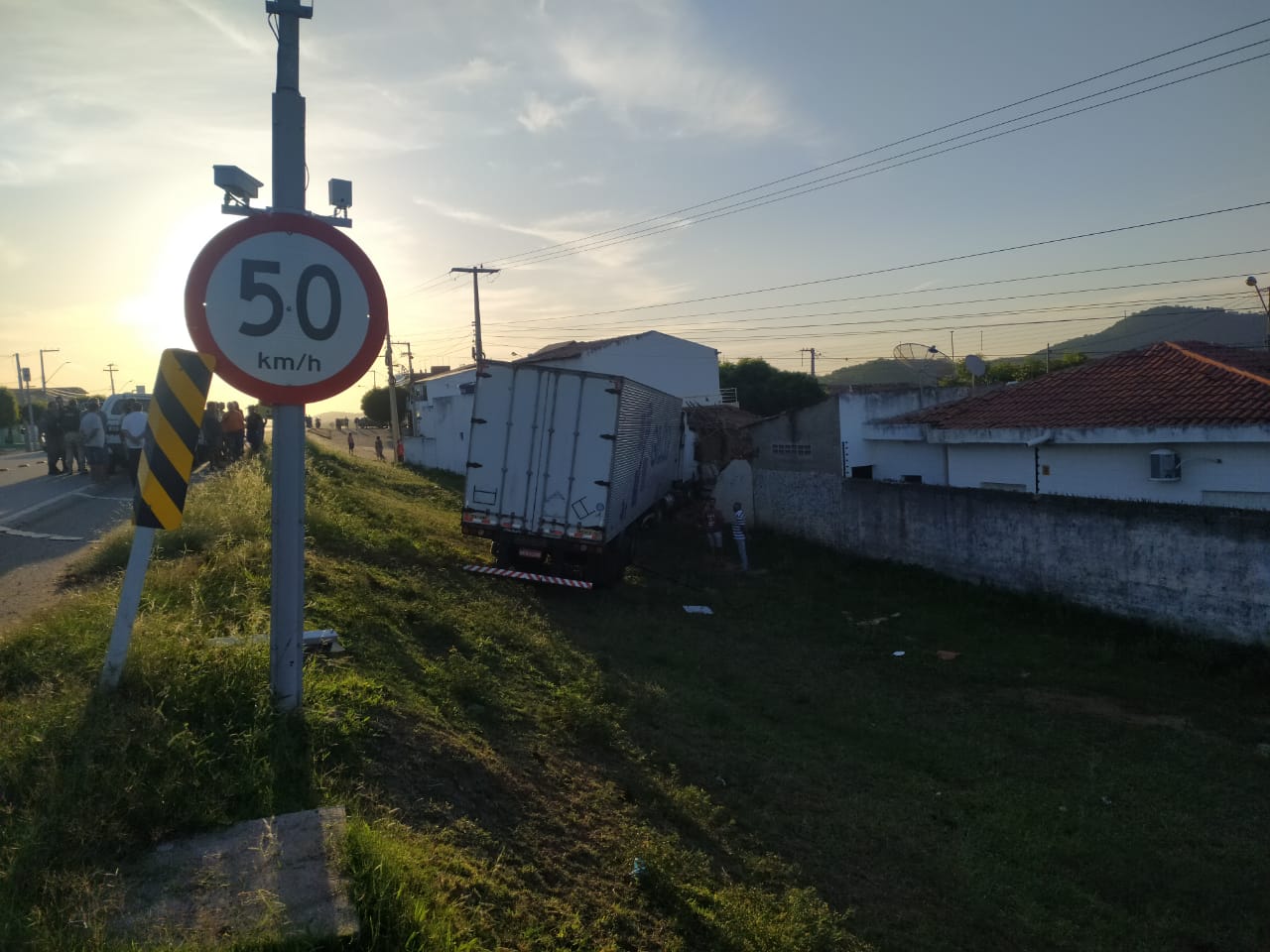 PRF dá detalhes de acidente envolvendo carreta que colidiu contra residências, em Malta