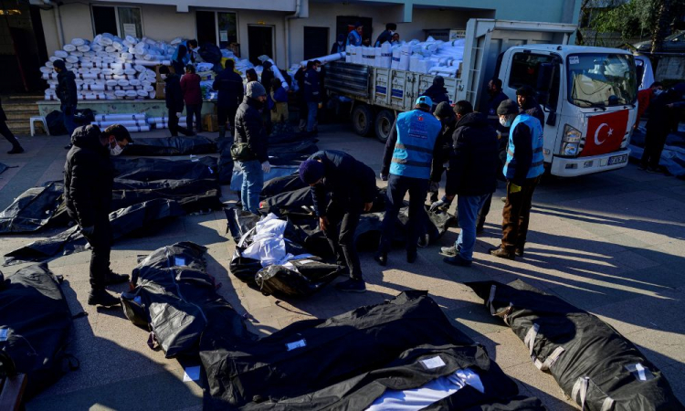 Mortos no terremoto na Turquia e na Síria passam dos 22.700 e OMS teme crise sanitária