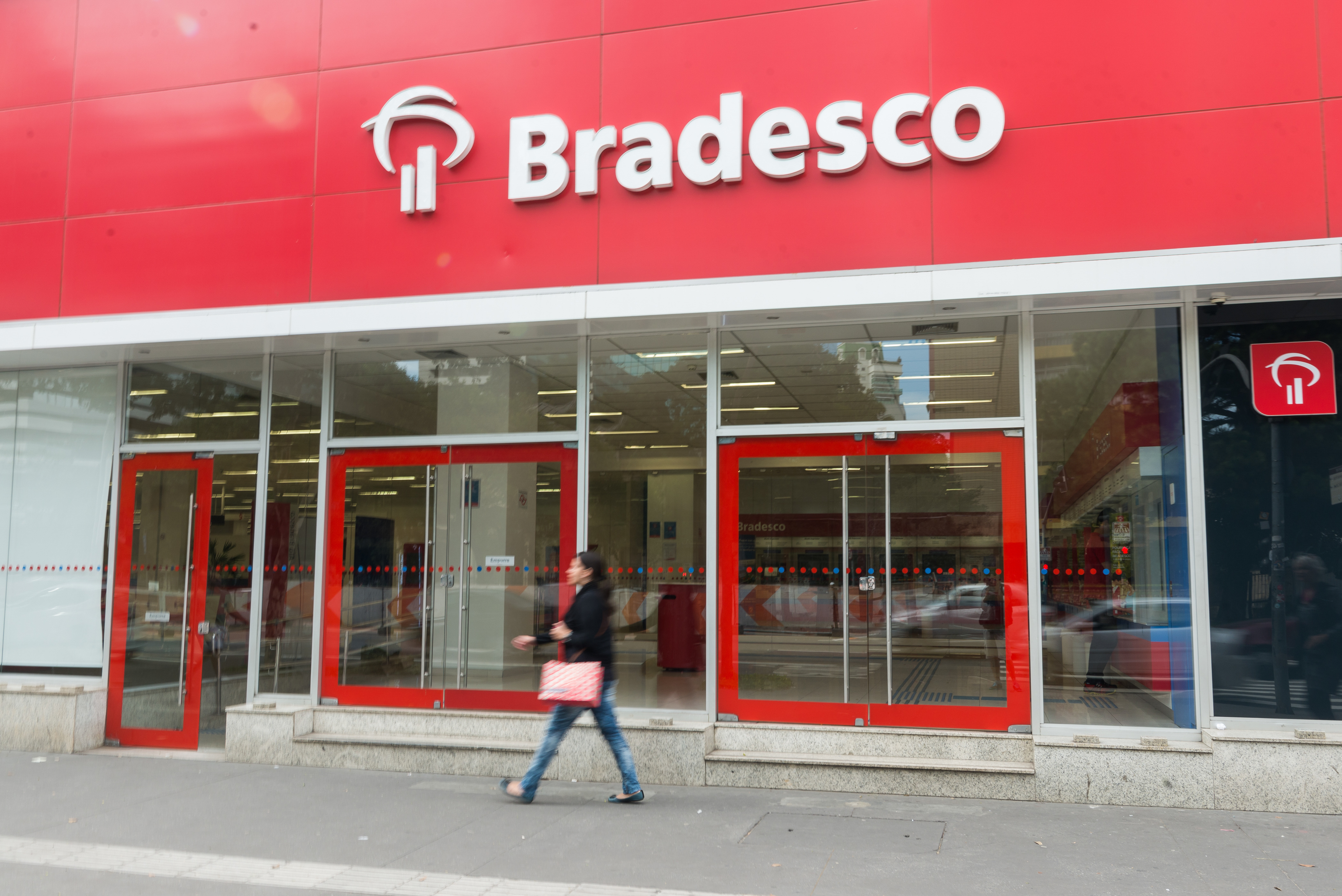 Bradesco reduz empréstimos para pessoas físicas e pequenas empresas após alta na inadimplência 