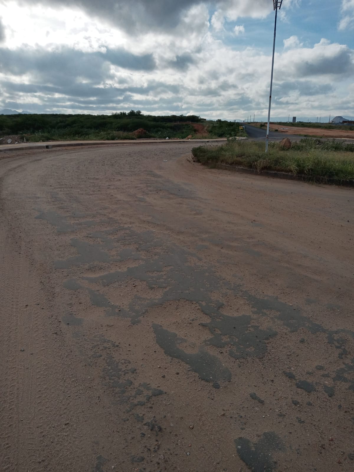 Internauta reclama de buraqueira no giradouro da Alça Sudeste e cobra melhorias no local; chefe do DER diz que serviços serão executados