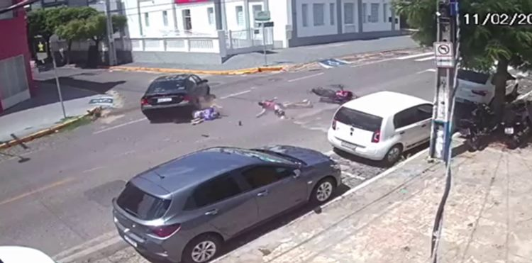 Dupla fura bloqueio de blitz policial e durante perseguição sofre acidente no centro de Cajazeiras. Veja vídeo