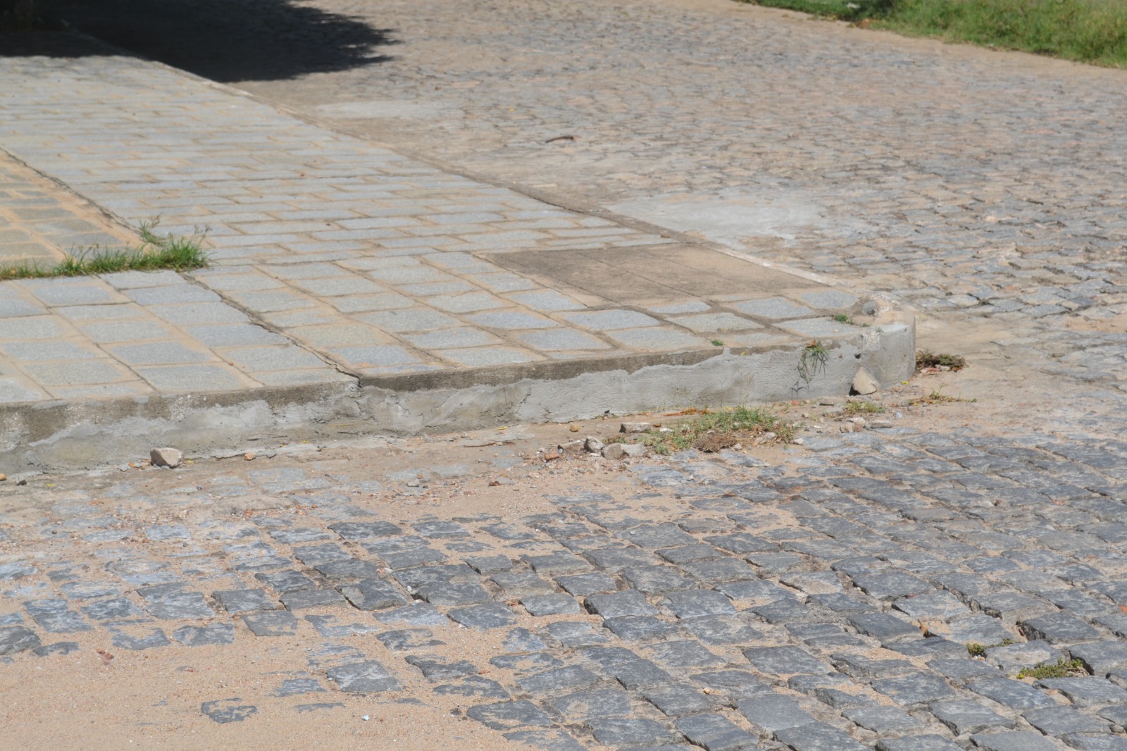 Defesa Civil de Patos identifica bueiros da Rua Vereador Apolônio Gonçalves, no bairro da Maternidade, fechados com cimento; Ouça