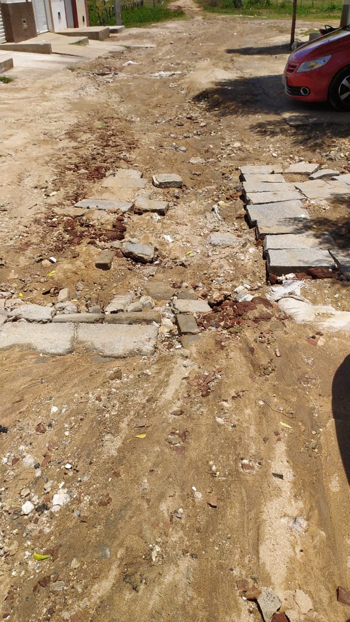 Moradores da Rua José Germano de Araújo, no bairro Monte Castelo, cobram finalização dos serviços de pavimentação; gestão explica etapas da obra