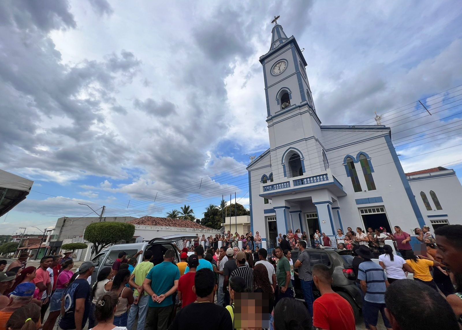 Em Diamante, dezenas de pessoas acompanham enterro de criança que morreu em cachoeira