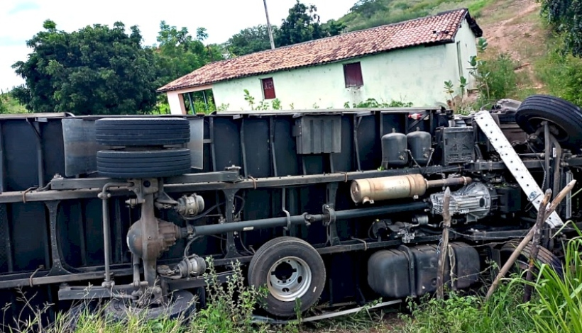 Caminhão baú carregado de móveis tomba em rodovia de Conceição