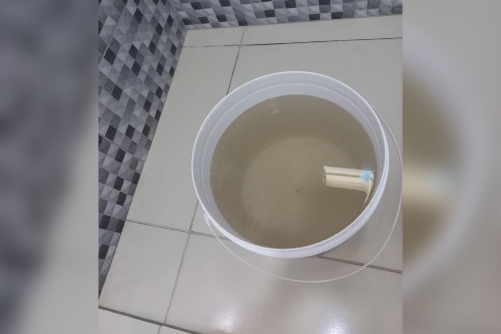 Moradora relata falta d’água e baixa pressão para abastecer reservatórios no bairro do Monte Castelo, em Patos; Cagepa explica motivos e diz que será normalizado ao longo do dia