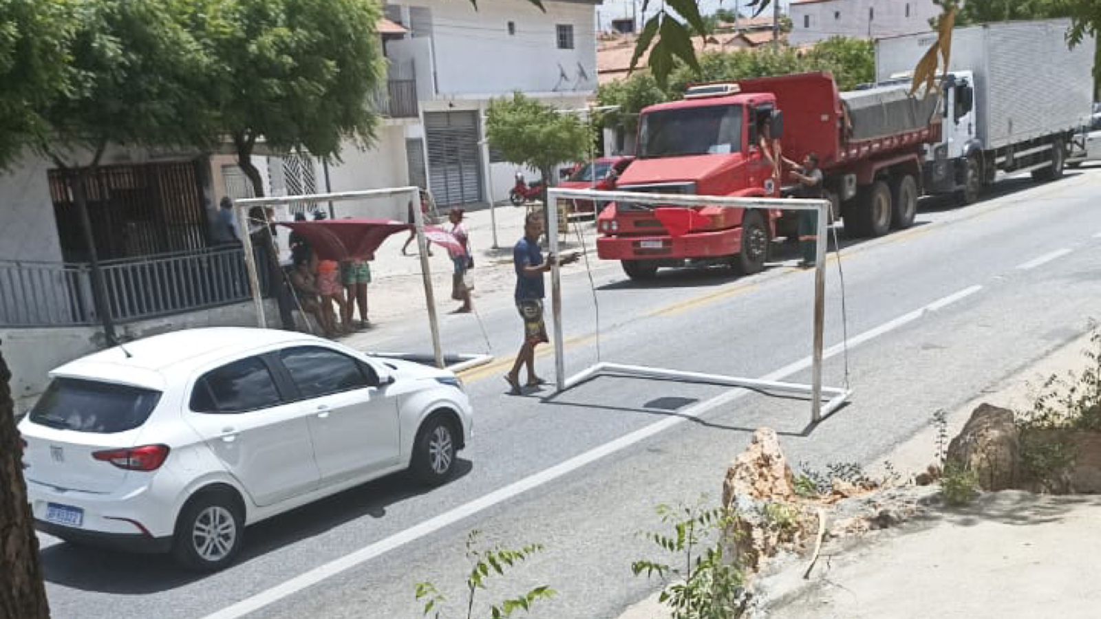 Em Santa Luzia, BR-230 é bloqueada por população que protesta contra falta d'água