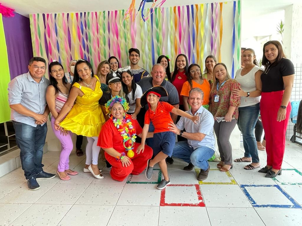 Prefeito Nabor entrega nova remessa de recursos terapêuticos e equipamentos para o CER e participa do carnaval das crianças