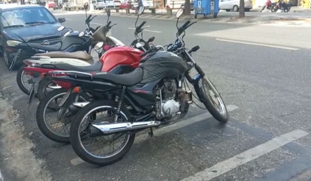 Mulher diz que ela e outras pessoas tiveram motos multadas mesmo com veículos estando em estacionamento destinado para motocicletas; STTrans se pronuncia