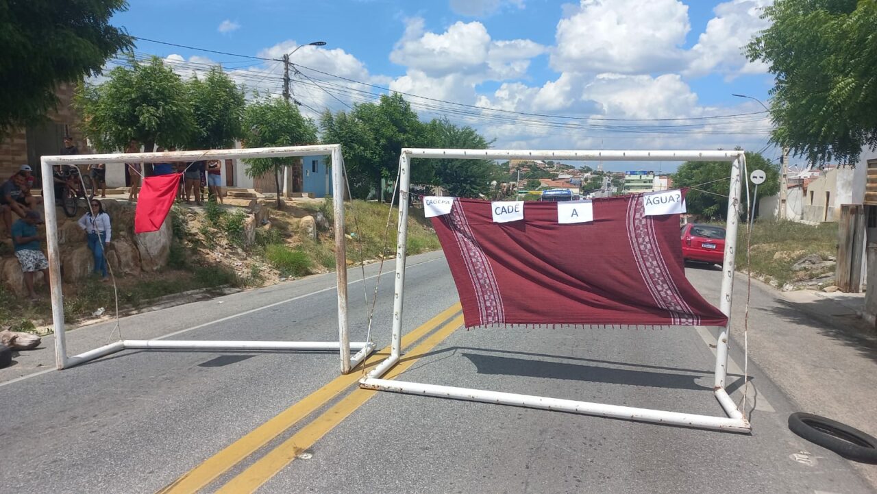 Em Santa Luzia, BR-230 é liberada por moradores após conversações com representantes da Cagepa