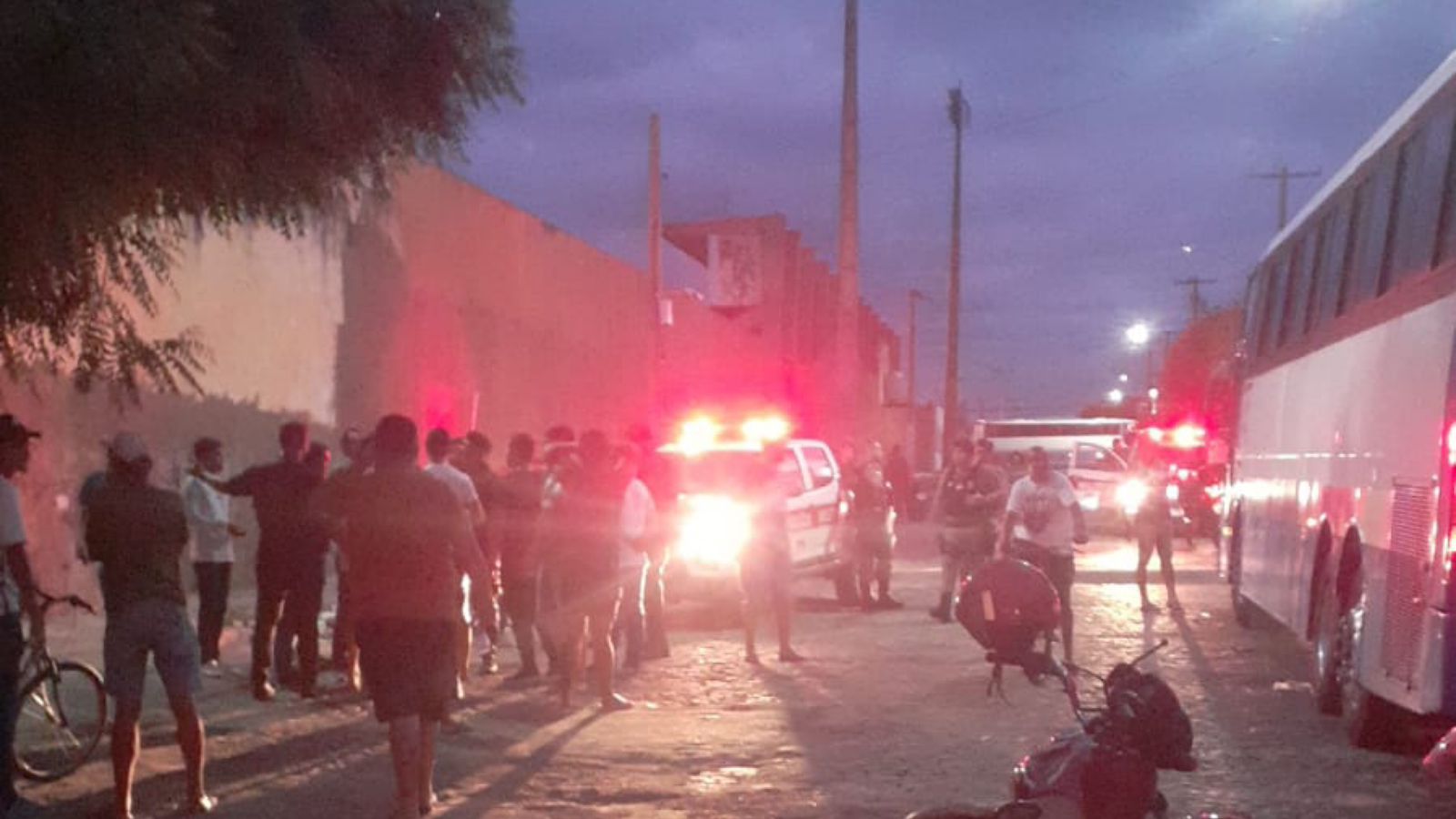 Treino do Nacional desta quarta-feira (15) é marcado por desentendimento entre atletas, cobrança dos torcedores e presença da polícia