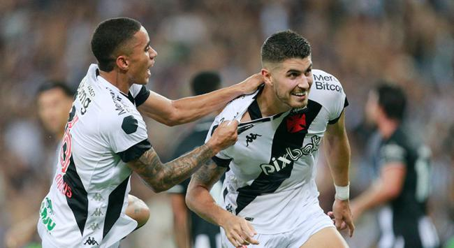 Vasco vence o Botafogo, encerra jejum em clássicos e entra no G4 do Carioca