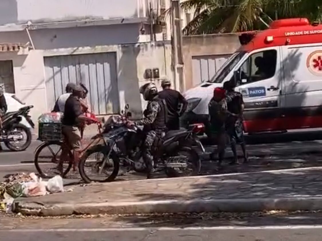 Motociclista fica ferido em colisão entre carro e moto na manhã desta sexta-feira (17), próximo à Feira da Troca, em Patos. VÍDEO