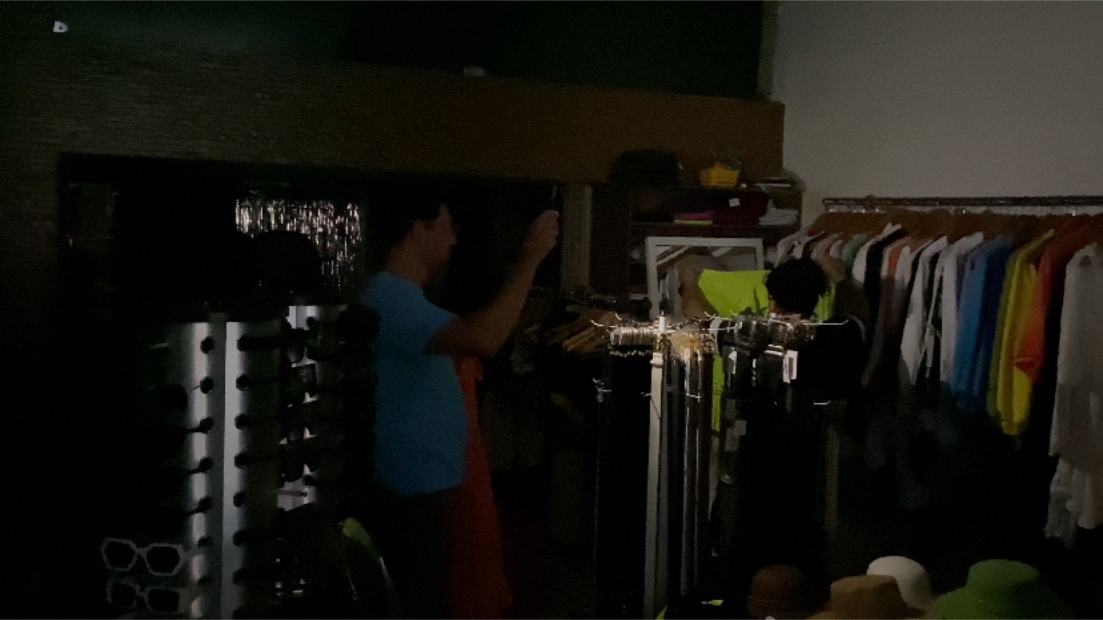 Comerciantes do Centro de Patos denunciam oscilação e falta de energia elétrica e dizem que situação atrapalhou nas vendas. Veja Vídeo