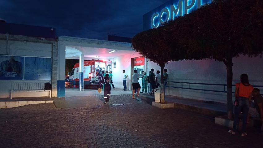 Idosa morre e outra fica ferida após homem abrir fogo contra família que estava na calçada, no Sítio Algodão, zona rural de Condado, na noite deste domingo (19)